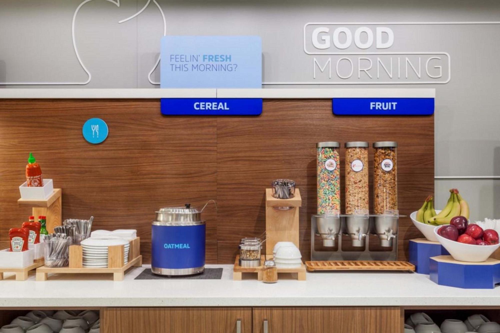Holiday Inn Express Calgary South By Ihg Экстерьер фото