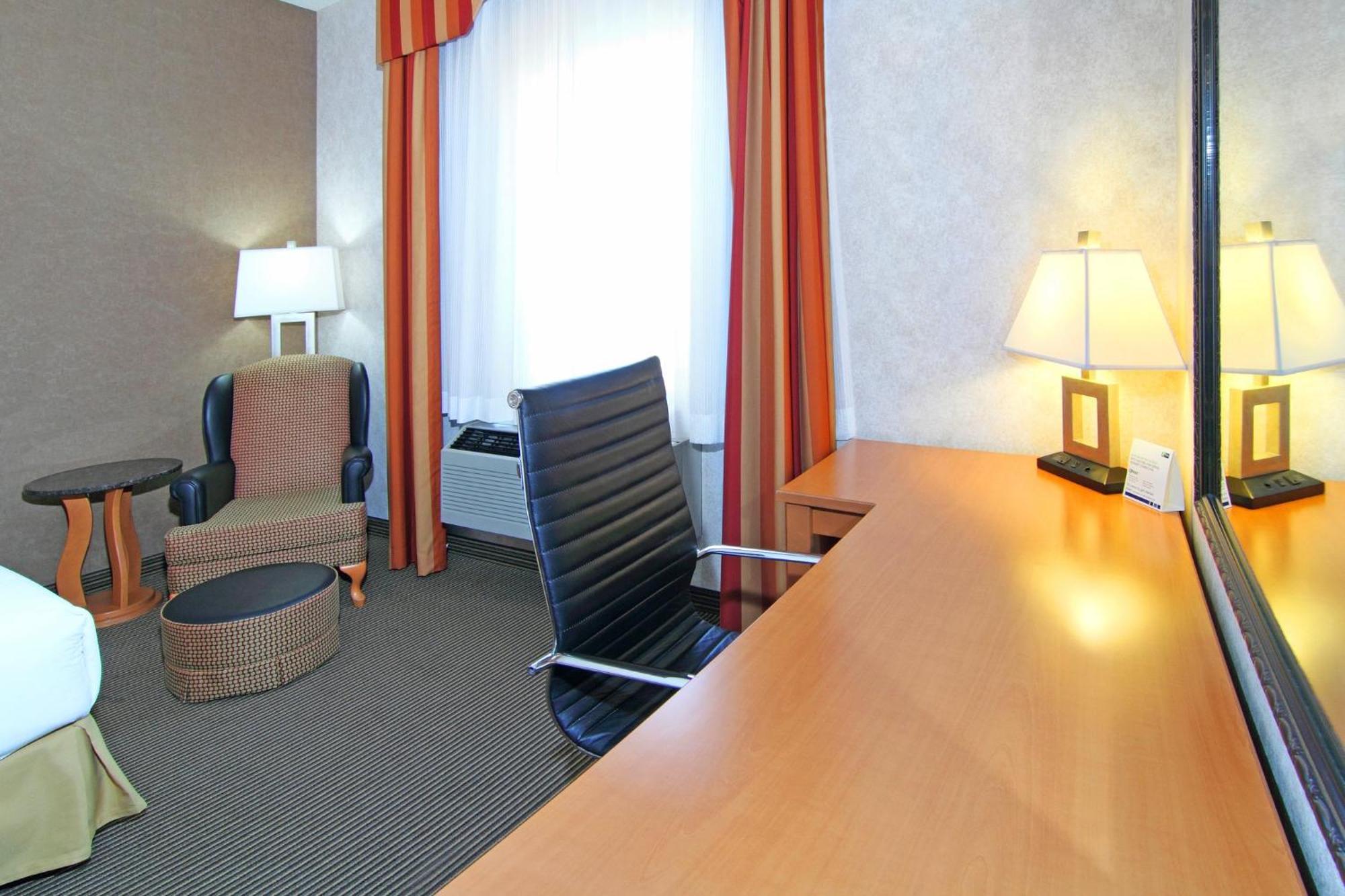 Holiday Inn Express Calgary South By Ihg Экстерьер фото