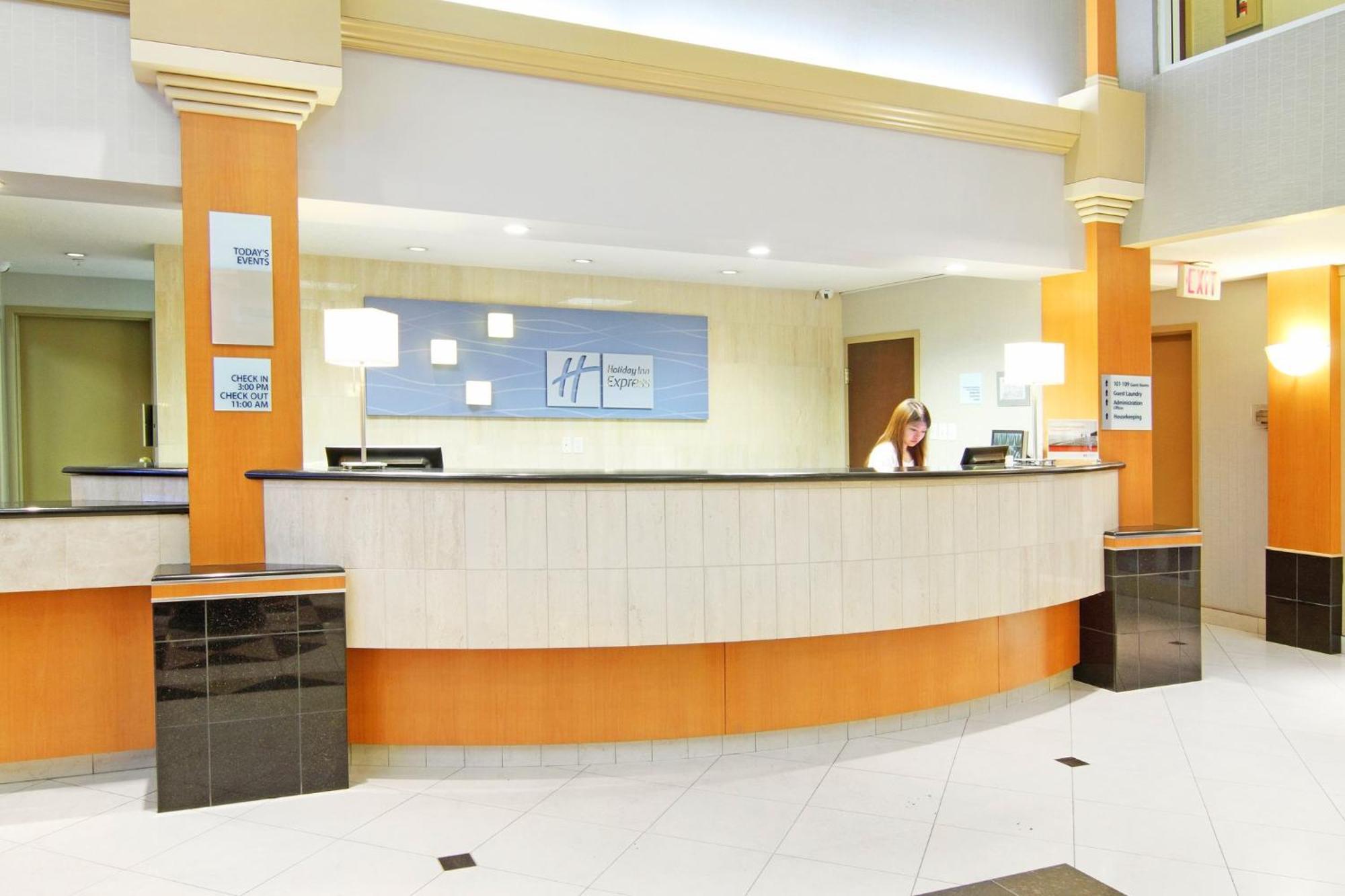 Holiday Inn Express Calgary South By Ihg Экстерьер фото