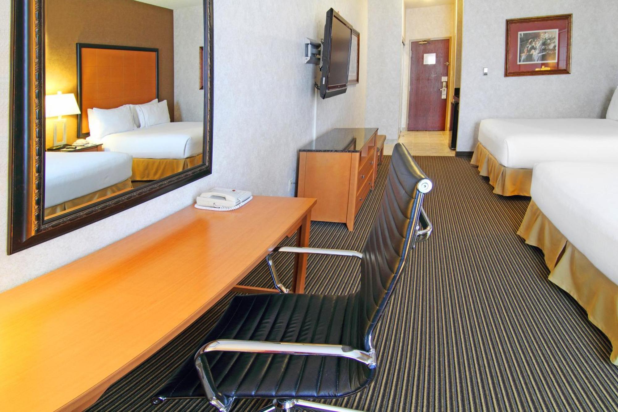 Holiday Inn Express Calgary South By Ihg Экстерьер фото