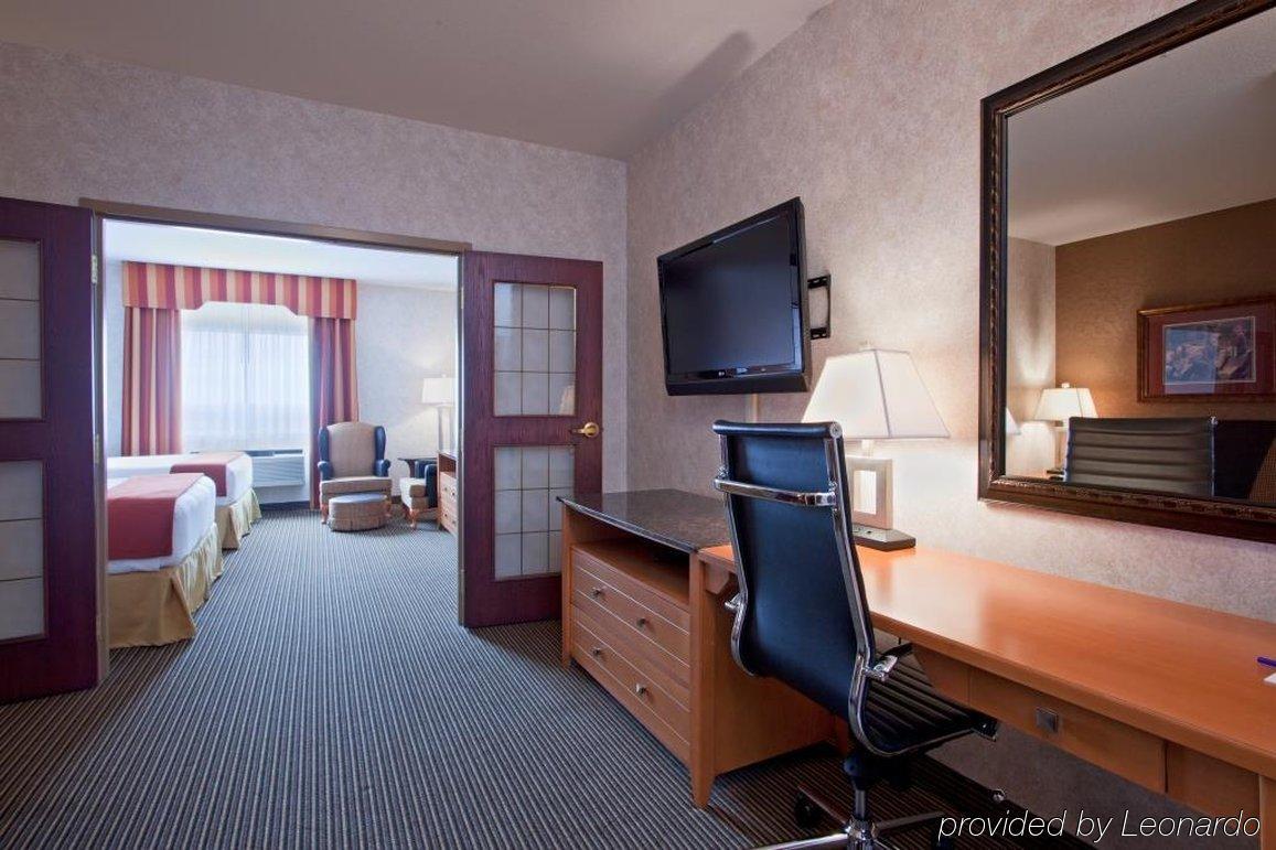 Holiday Inn Express Calgary South By Ihg Номер фото