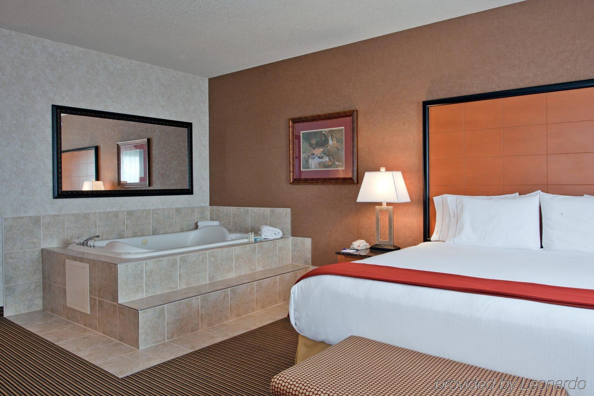 Holiday Inn Express Calgary South By Ihg Экстерьер фото